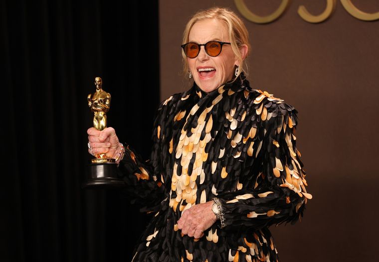 Amy Madigan posa con su premio Oscar.&nbsp;