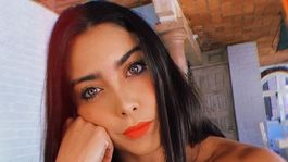 erika fernandez enseno lo de atras con un bikini demasiado pequeno