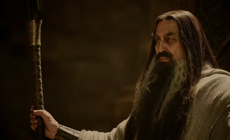 Ciarán Hinds interpreta al Mago Oscuro en la temporada 2