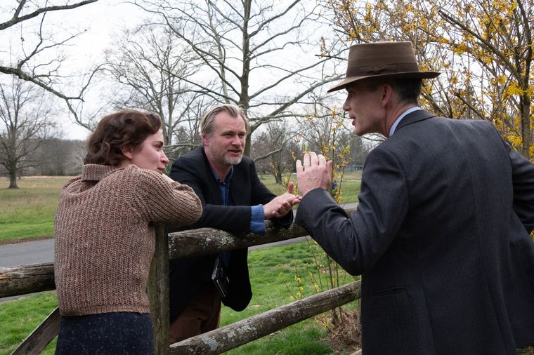 Christopher Nolan durante el rodaje de Oppenheimer junto a Emily Blunt y Cillian Murphy