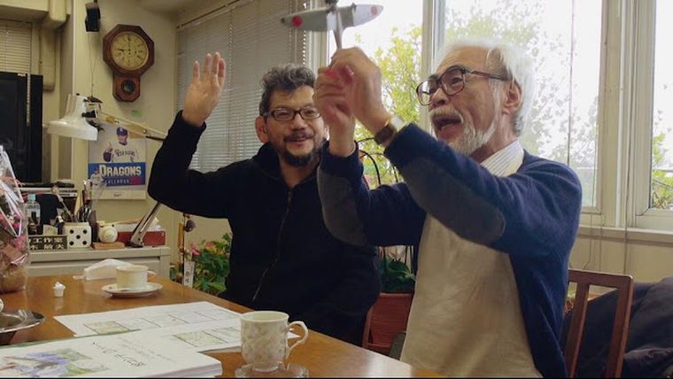 Hideaki Anno junto a Hayao Miyazaki durante la producción de Se levanta el viento (2013). Hideaki Anno junto a Hayao Miyazaki durante la producción de Se levanta el viento (2013).