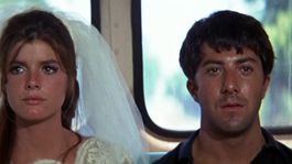 Protagonizado por Dustin Hoffman y Anne Bancroft, El Graduado narra la tórrida relación relación entre un joven recién graduado y mujer mucho mayor que él