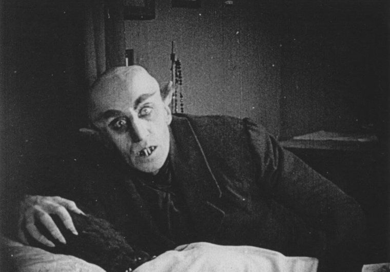 Algunas cosas que para nosotras son básicas de los vampiros (como que a luz solar es letal para ellos) fueron introducidas en esta película. Algunas cosas que para nosotras son básicas de los vampiros (como que a luz solar es letal para ellos) fueron introducidas en esta película.