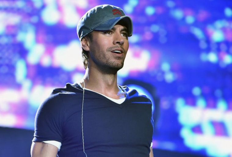 Hace muy poco Enrique Iglesias generó revuelo por haber besado a una fan en uno de sus recitales.