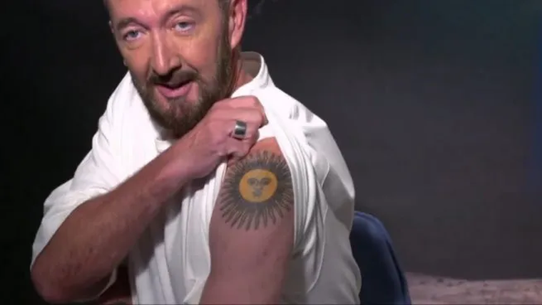 Ralph Ineson mostró su tatuaje de el Sol de Mayo en honor a Marcelo Bielsa. Ralph Ineson mostró su tatuaje de el Sol de Mayo en honor a Marcelo Bielsa. 