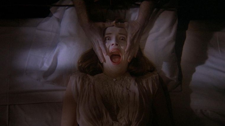 Maren Jensen es la protagonista de Bendición mortal. Maren Jensen es la protagonista de Bendición mortal.