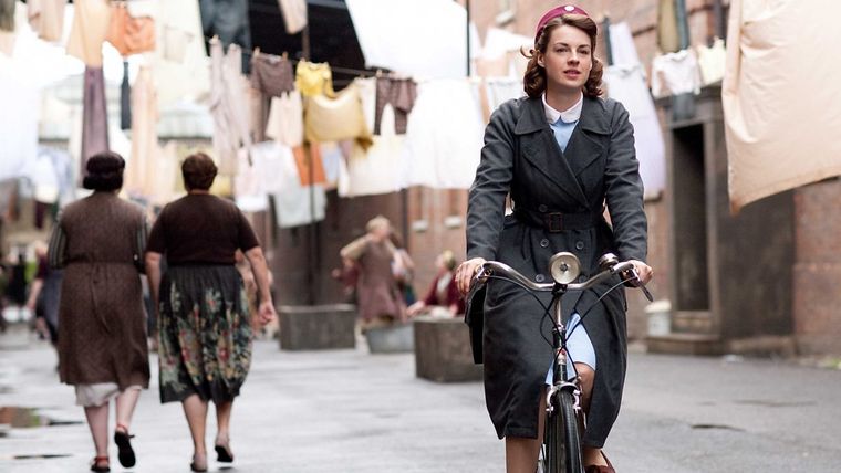 Call the Midwife se inspira en las memoras de la enfermera y música británica Jennifer Worth. Call the Midwife se inspira en las memoras de la enfermera y música británica Jennifer Worth.