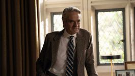 Tras reunirse con el equipo creativo del show y entender de qué iba su personaje, Jeremy Irons aceptó de inmediato la propuesta.