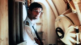 Alec Baldwin lidera esta clásico del cine de espías que llegó a Netflix