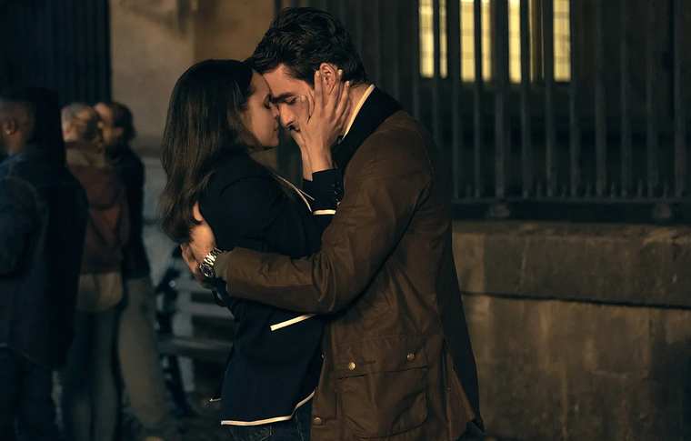 Sofia Carson protagoniza este nuevo romance ubicado en la prestigiosa universidad inglesa.
