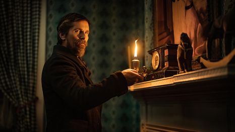 Christian Bale protagoniza Los crímenes de la academia (2022).
