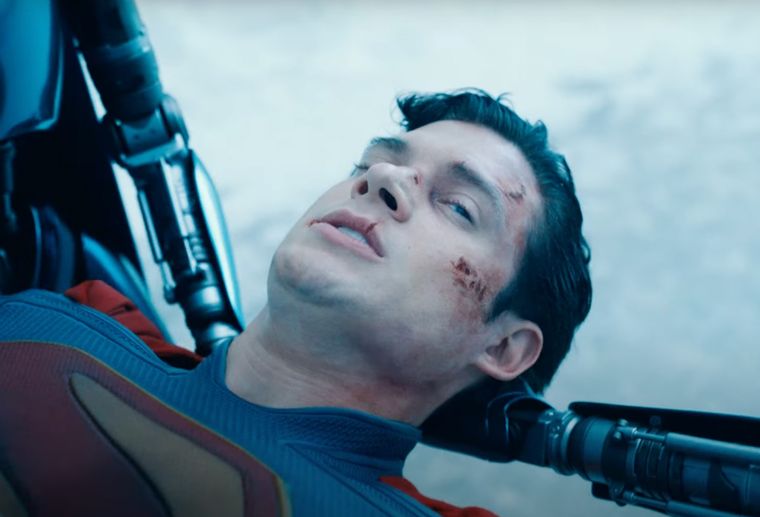 Superman es salvado por Krypto y sus automatas