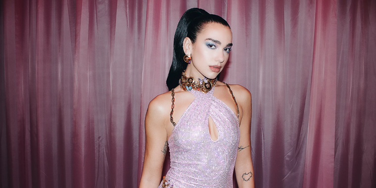 Dua Lipa interpreta uno de los temas de la película de Barbie