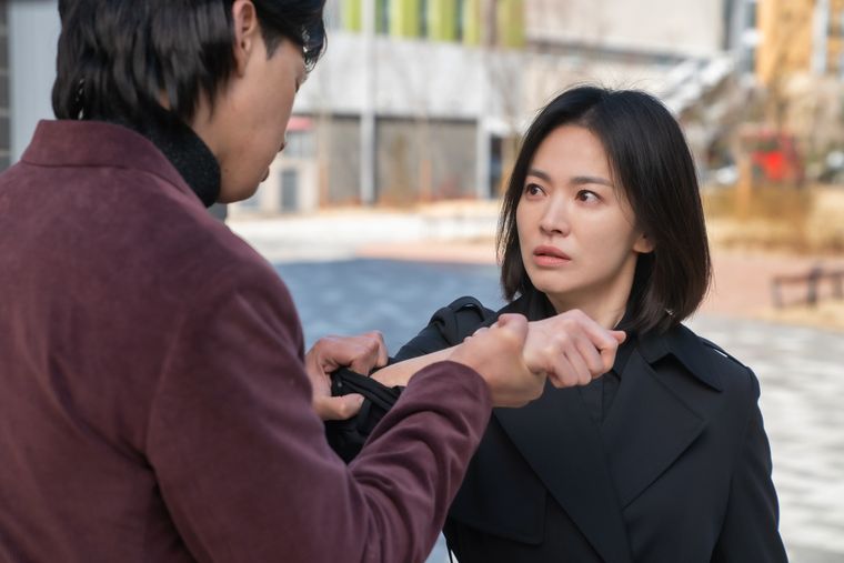 La gloria está escrita por Kim Eun-sook, nombre detrás e producciones de gran éxito como The Heirs, Descendientes del sol, Goblin, y Jardín secreto. La gloria está escrita por Kim Eun-sook, nombre detrás e producciones de gran éxito como The Heirs, Descendientes del sol, Goblin, y Jardín secreto.