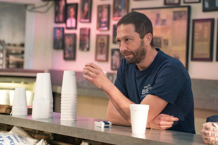 Ebon Moss-Bachrach interpreta al primo Richie en The Bear.&nbsp;