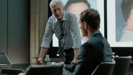 Richard Gere y Michael Fassbender en The Agency