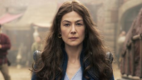 Rosamund Pike interpreta a Moraine Damodred en la serie de fantasía