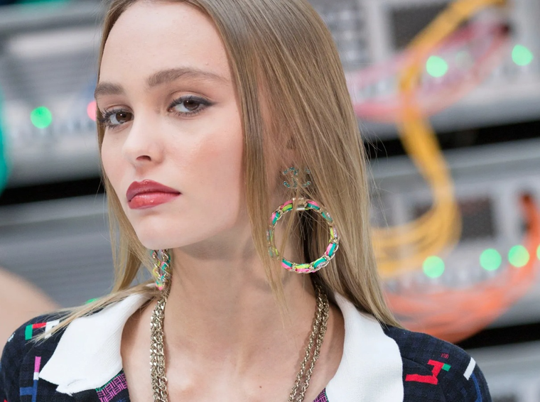 Lily Rose Depp tiene 23 años y es modelo de Chanel