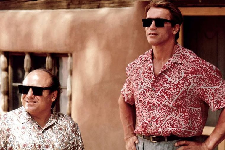 Danny DeVito y Arnold Schwarzenegger en Twins. Danny DeVito y Arnold Schwarzenegger en Twins.