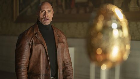 Dwayne Johnson en el mega éxito de Netflix, Alerta Roja (2021)