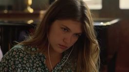 La relación entre un profesor y su alumna complicará las cosas en esta isla griega