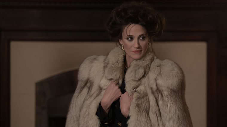 La icónica fotografía de María Julia Alsogaray con el tapado de piel fue tomada por Osvaldo Dubini y publicada en la revista Noticias en 1990. La icónica fotografía de María Julia Alsogaray con el tapado de piel fue tomada por Osvaldo Dubini y publicada en la revista Noticias en 1990.