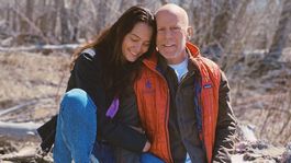 Emma Heming junto al actor Bruce Willis