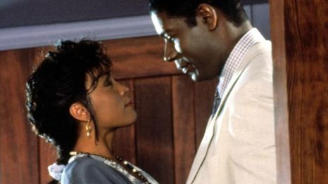 Whitney Houston es una de las protagonistas de esta comedia romántica