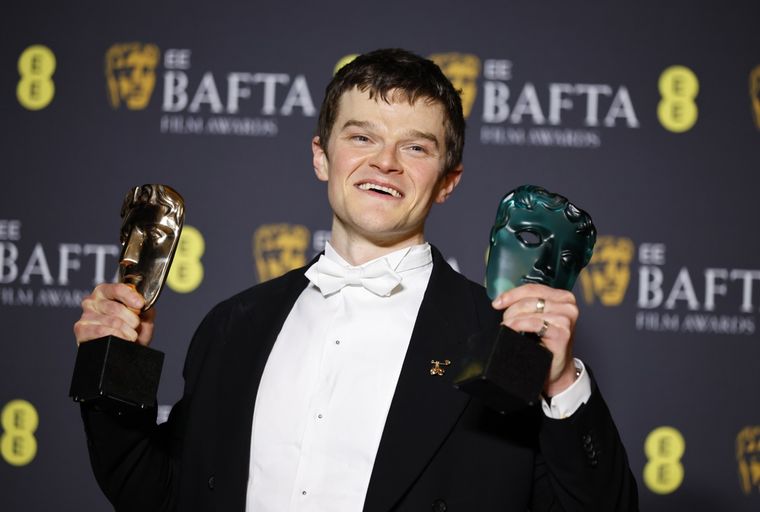 Robert Aramayo fue la sorpresa de la noche y venció a los favoritos Timothée Chalamet y Wagner Moura. Robert Aramayo fue la sorpresa de la noche y venció a los favoritos Timothée Chalamet y Wagner Moura. 
