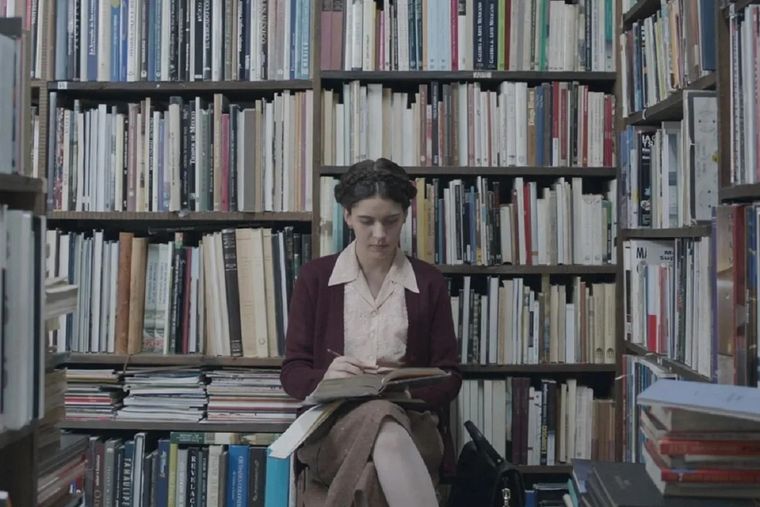 Los adioses evita caer en los clichés de la biopic, mostrando a la escritora y periodista con sus luces y sombras, dando con un retrato sin recortes sobre su vida. Los adioses evita caer en los clichés de la biopic, mostrando a la escritora y periodista con sus luces y sombras, dando con un retrato sin recortes sobre su vida.