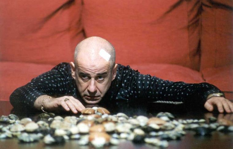 La carrera en el largometraje del director comenzó con Un hombre de más, que estrenó en el festival italiano. La carrera en el largometraje del director comenzó con Un hombre de más, que estrenó en el festival italiano.