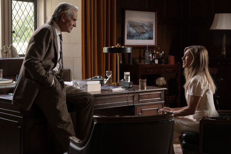 Una de las incorporaciones más destacadas de la cuarta temporada de The Morning Show es la de Jeremy Irons como Martin Levy, profesor de leyes y padre de Alex, personaje que interpreta Jennifer Aniston. Una de las incorporaciones más destacadas de la cuarta temporada de The Morning Show es la de Jeremy Irons como Martin Levy, profesor de leyes y padre de Alex, personaje que interpreta Jennifer Aniston.