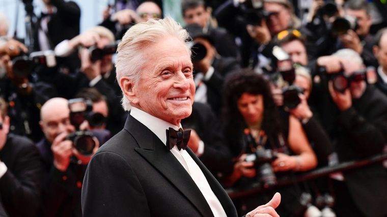 Michael Douglas descubrió que tiene un parentesco con Scarlett Johansson