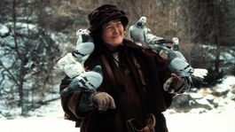 una celebridad britanica desmintio ser la mujer de las palomas en mi pobre angelito 2