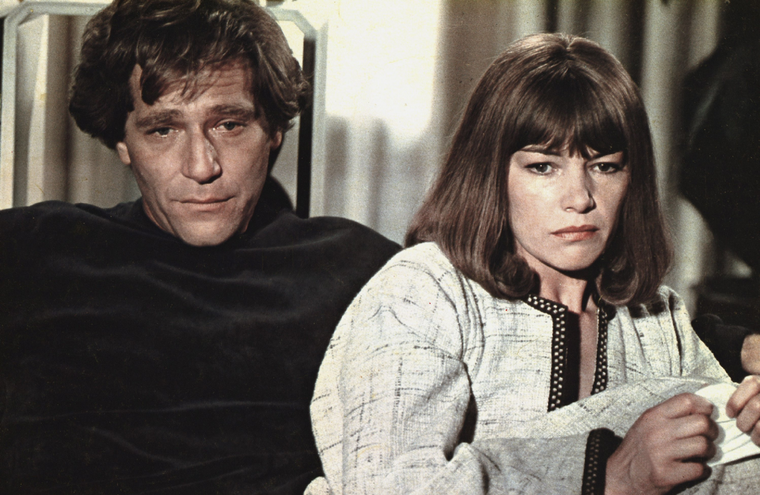 George Segal y Glenda Jackson protagonizan la película