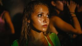 Mia McKenna-Bruce es la protagonista de la aclamada película Cómo tener sexo