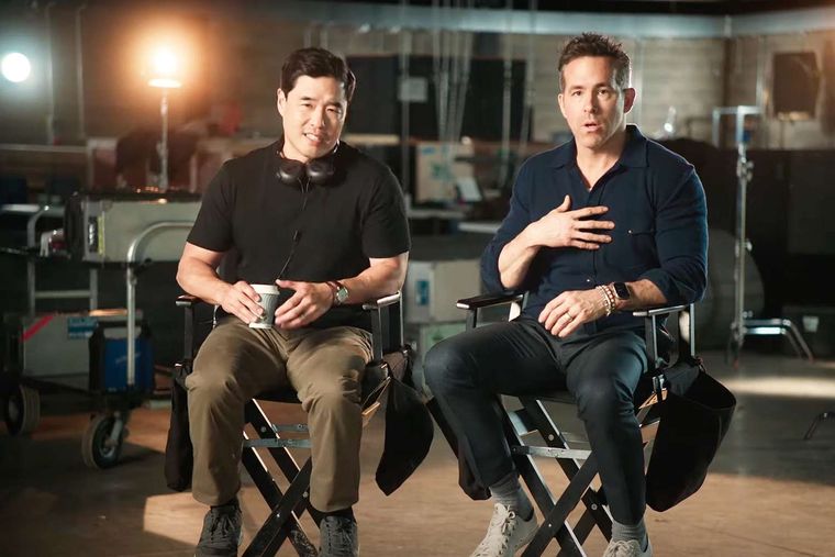Randall Park junto a Ryan Reynolds en el video promocional de IF que homenaje a The Office
