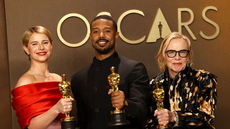 Jessie Buckley, Michael B. Jordan y Amy Madigan posan con sus premios Oscar.&nbsp;