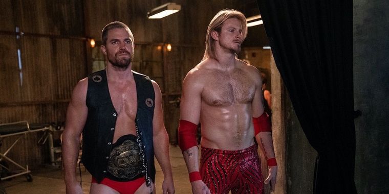 Green Arrow y Björn Lothbrok se preparan para la lucha libre