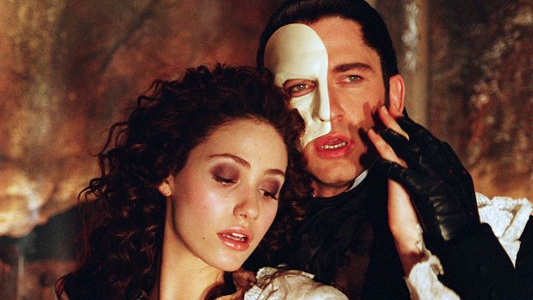 La última adaptación de El fantasma de la ópera en cines fue en 2004 con Gerard Butler y Emmy Rossum de protagonistas. La última adaptación de El fantasma de la ópera en cines fue en 2004 con Gerard Butler y Emmy Rossum de protagonistas.