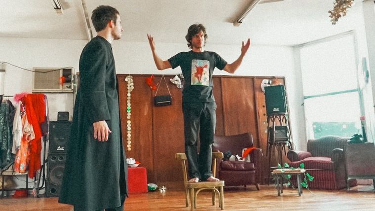 Luis Ortega y Wos en el detrás de cámara de Magnetizado. Luis Ortega y Wos en el detrás de cámara de Magnetizado.