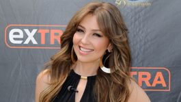 thalia: su foto armada, sonriente y con poca ropa thalia: su foto armada, sonriente y con poca ropa