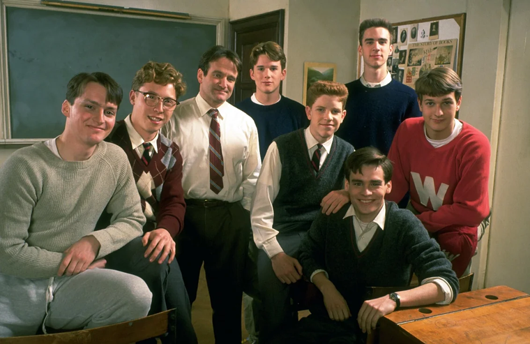 Para Ethan Hawke ver a Robin Williams y al director Peter Weir discutir sobre la historia y los personajes, lo ayudó a entender que su rol delante de cámara iba mucho más allá que repetir de memoria un guion. Para Ethan Hawke ver a Robin Williams y al director Peter Weir discutir sobre la historia y los personajes, lo ayudó a entender que su rol delante de cámara iba mucho más allá que repetir de memoria un guion.