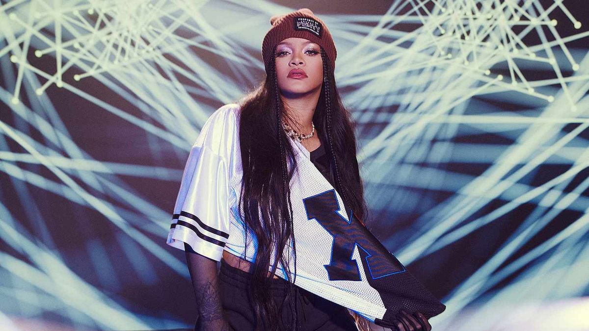 Rihanna Silver Dress Lifesize Cardboard Recorte / Standee / Standup, image size:1200x675