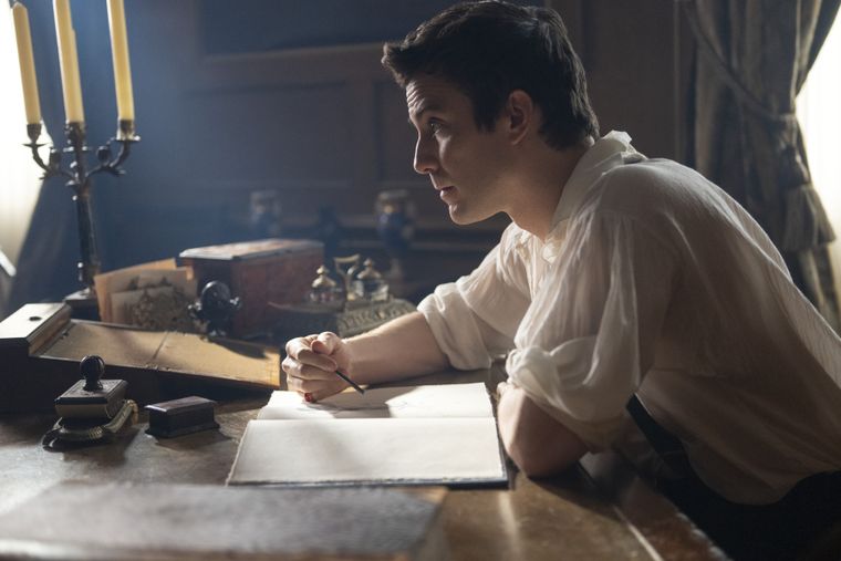 Benedict busca a la misteriosa Dama de Plata. Benedict busca a la misteriosa Dama de Plata. 