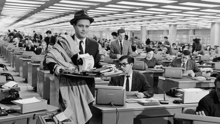 El Apartamento sigue a C.C. Baxter, un ambicioso empleado de una compañía de seguros de Manhattan, que le presta su departamento a sus jefes para sus aventuras amorosas