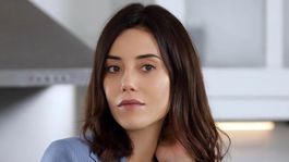 Cansu Dere nació el 14 de octubre de 1980.