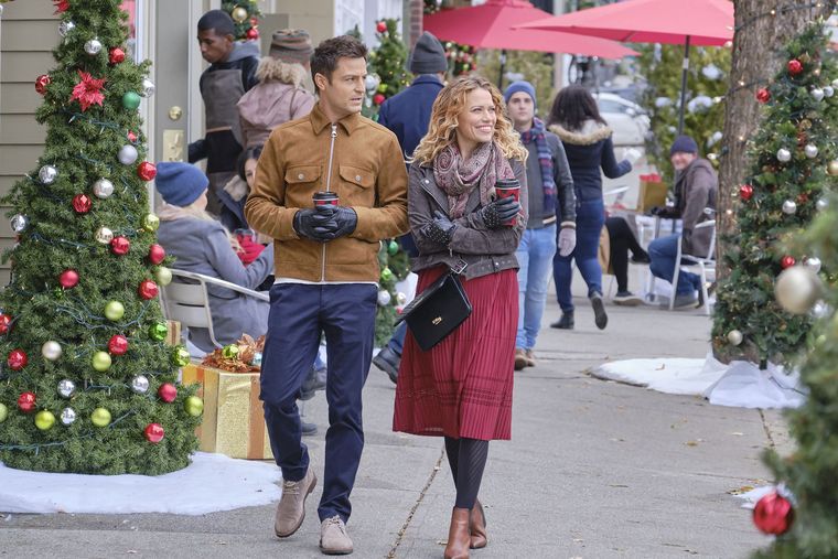 Con presupuestos que no superan los 2 millones de dólares, las producciones de Navidad de Hallmark suelen rodarse en Canadá y no llevan más de tres semanas de filmación. Con presupuestos que no superan los 2 millones de dólares, las producciones de Navidad de Hallmark suelen rodarse en Canadá y no llevan más de tres semanas de filmación.