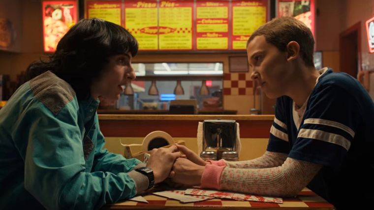  Mike y Eleven siguen juntos a pesar de todo el caos y la distancia. Mike y Eleven siguen juntos a pesar de todo el caos y la distancia. 