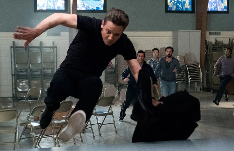 Durante el rodaje de una escena de acción, Jeremy Renner se fracturó ambos brazos que tuvieron que ser reemplazados con CGI en la película Durante el rodaje de una escena de acción, Jeremy Renner se fracturó ambos brazos que tuvieron que ser reemplazados con CGI en la película